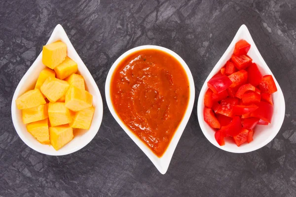 Salsa di zucca fatta in casa o ketchup con ingredienti in ciotole — Foto Stock