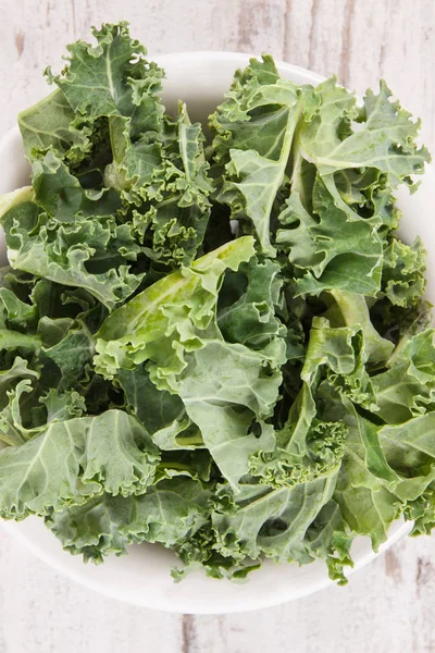Fresh healthy green curly kale, diet, slimming and healthy eating concept — Stockfoto