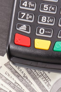 Ödeme terminali, kredi kartı okuyucu ve para. Nakitsiz veya nakit alışveriş için ödeme