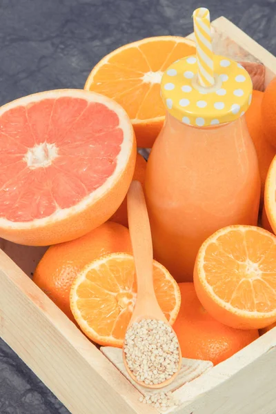 新鲜混合的牛尾或由柑橘和其他成分制成的冰沙。含有维生素和矿物质的健康甜点 — 图库照片