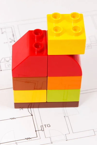 Coloridos bloques de juguete en forma de casa y plan de vivienda de construcción. Comprar o alquilar el concepto de casa — Foto de Stock