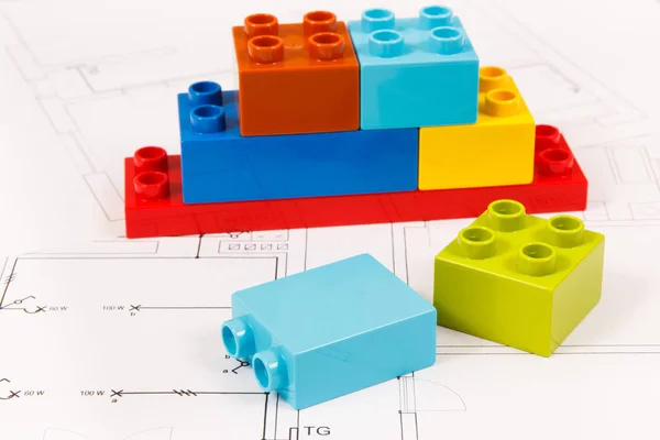 プラスチックカラフルなおもちゃのブロックと家の建設図。ホームコンセプトの構築または購入 — ストック写真