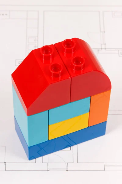 カラフルなおもちゃのブロックと家の建設図面。ホームコンセプトの構築、購入、レンタル — ストック写真