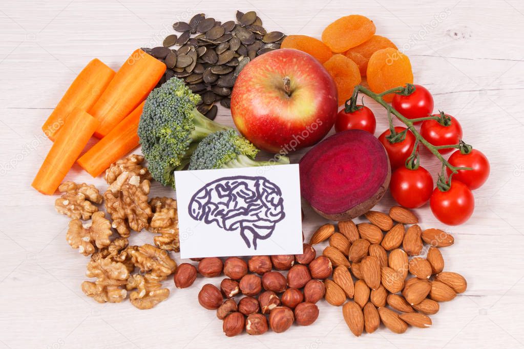Drawing of brain and best food for health and good memory, healthy eating concept