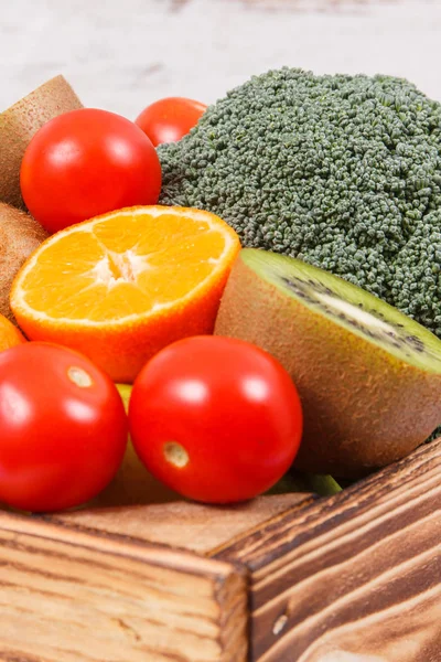 Verse groenten en fruit als bron mineralen en vitaminen. Dieet, vermageringsdieet en gezonde voeding-concept — Stockfoto