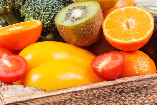 Verse groenten en fruit als bron mineralen en vitaminen. Dieet, vermageringsdieet en gezonde voeding-concept — Stockfoto