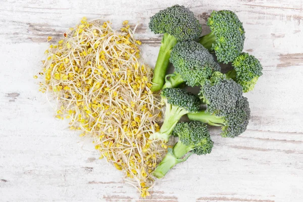Coeur composé de pousses de brocoli et de légumes frais. Une alimentation saine comme source de vitamines et de minéraux — Photo
