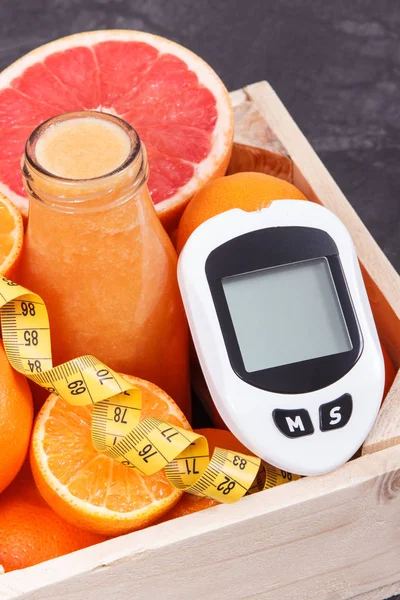 Medidor de glicose para medir o nível de açúcar, coquetel recém-misturado de citrinos e centímetros. Diabetes, emagrecimento e conceito de nutrição saudável — Fotografia de Stock