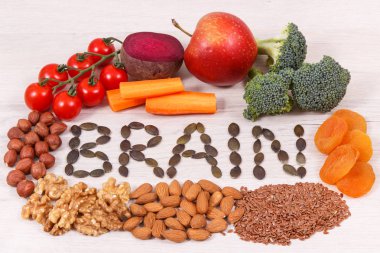 Kaynak doğal vitamin ve mineraller olarak sağlıklı besleyici beslenme, beyin sağlığı kavramı için gıda