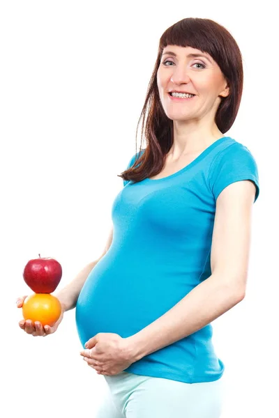 新鮮な果物を持つ幸せな笑顔の妊婦、妊娠中の健康食品 — ストック写真