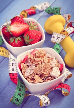 Çilek, buğday ve çavdar gevreği, halter ve santimetre, sağlıklı ve sportif yaşam tarzı