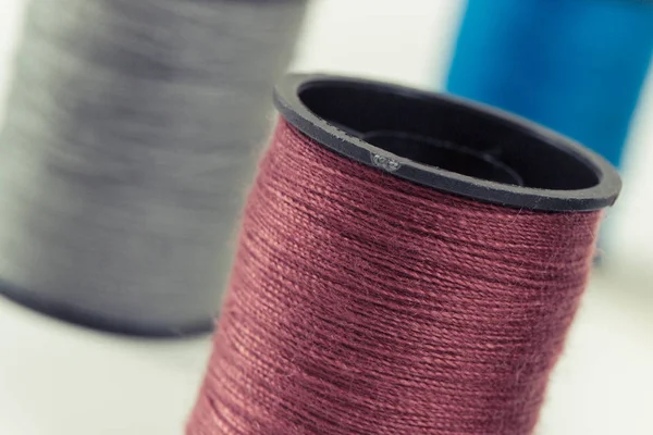 Spoelen van wol met behulp van voor borduren en naaien — Stockfoto
