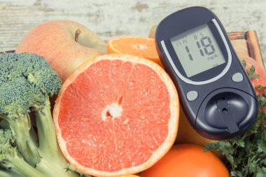 Şeker seviyesi ve sebze ile doğal meyve ile Glucometer. Diyabet ve mineral ve vitamin içeren besleyici gıdalar