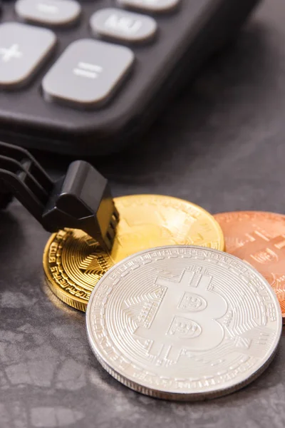 Bitcoins, miniatura escavadora e calculadora, criptomoeda e conceito de pagamento de rede internacional — Fotografia de Stock