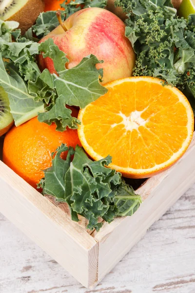 Egészséges gyümölcsök és zöldségek a forrás vitaminokat. Karcsúsító és tápláló desszert koncepció — Stock Fotó