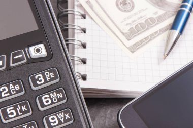 Ödeme terminali, Nfc teknolojisine sahip akıllı telefon, not defteri ve para. İş kavramı