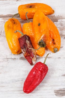 Eski, küflü ve buruşuk biberler. Sağlıksız, çürüme, bozulmuş sebze