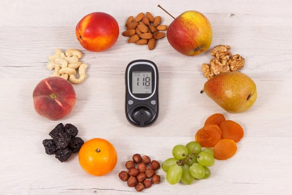 Glucometer con resultado de nivel de azúcar y alimentos frescos y nutritivos como fuente de minerales, vitaminas y fibra — Foto de Stock