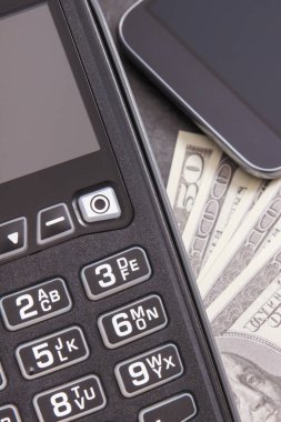 Kredi kartı okuyucu, Nfc teknolojisi ve curriencies dolar ile cep telefonu. Nakit veya nakitsiz ödeme işlemi