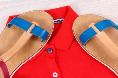 Kadınsı deri sandalet ve gömlek çifti, kadın kavramı için rahat giyim