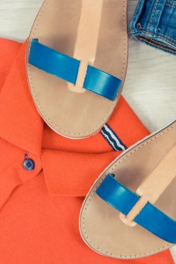 Rahat deri sandalet, kot pantolon ve gömlek veya kazak kadın için