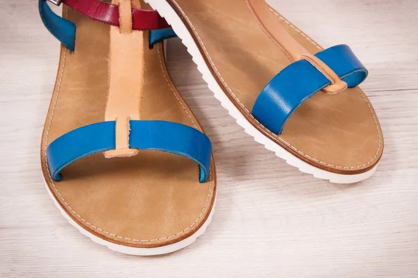 Par de sandalias de cuero para mujer, calzado para el concepto de vacaciones —  Fotos de Stock