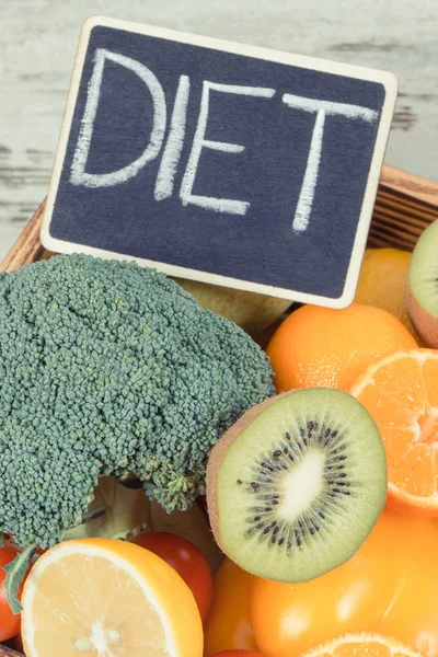 Obst mit Gemüse in rustikaler Schachtel und Beschriftung Ernährung. nahrhafte Lebensmittel mit gesunden Mineralien und Vitaminen — Stockfoto