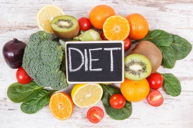 Sağlıklı mineraller ve vitaminler içeren gıda olarak sebze ile meyve. Diyet ve zayıflama konsepti