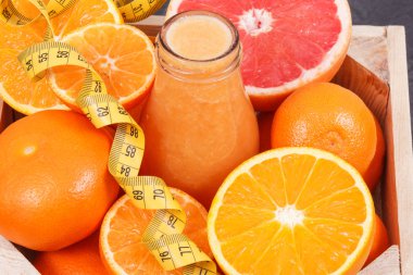 Narenciye ve santimetreden yapılmış taze harmanlanmış koktail veya smoothie. Diyet ve zayıflama için sağlıklı tatlı