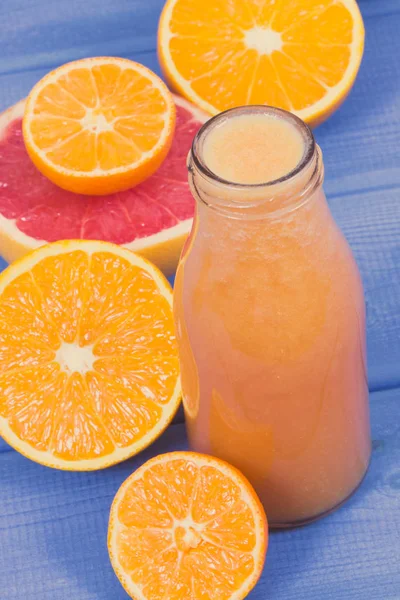 Freshly blended coctail from citrus fruits as source natural minerals. Slimming, diet and healthy nutrition — Stock Photo, Image