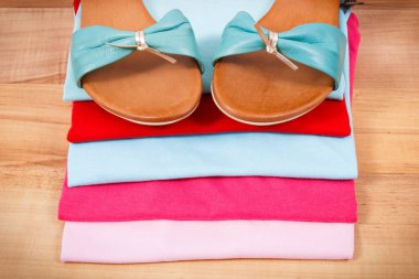 Renkli gömlek ve deri sandalet, kadın kavramı için rahat giyim