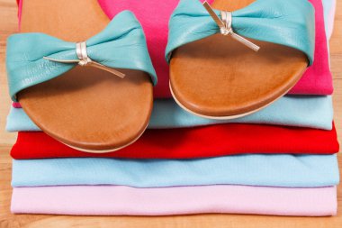 Kadın için pamuklu gömlek ve deri sandalet