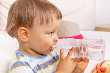 Şişeden susuz küçük okul öncesi içme suyu