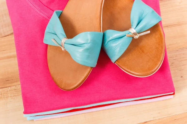 Chemises colorées et sandales en cuir pour femme, vêtements pour concept d'été — Photo