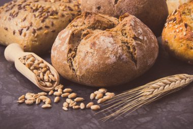 Kahvaltıda kepekli ekmek, tohum, çavdar ya da buğday ekmeği. Vintage fotoğraf