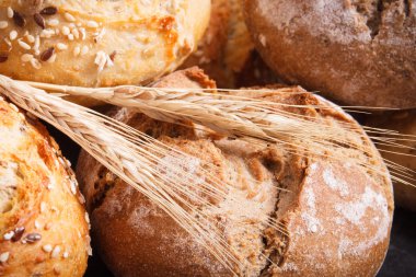 Kahvaltıda kepekli ekmek, çavdar ekmeği ya da buğday ekmeği.