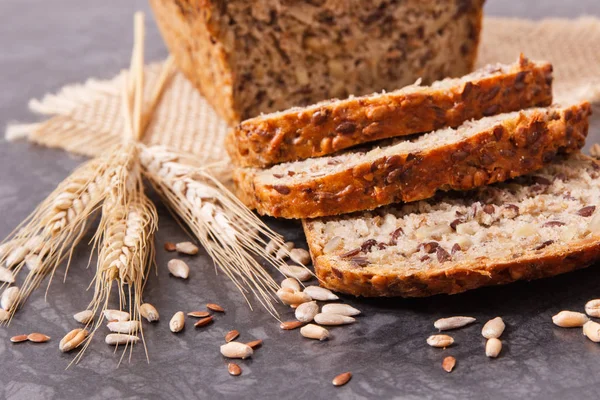 Pan integral para el desayuno, ingredientes para hornear y espigas de centeno o trigo — Foto de Stock