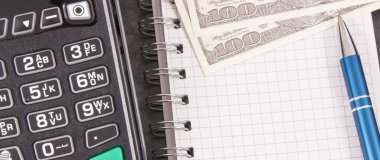 Nakitsiz ödeme işlemi için kredi kartı okuyucu, notlar ve dolar için not defteri. İş kavramı