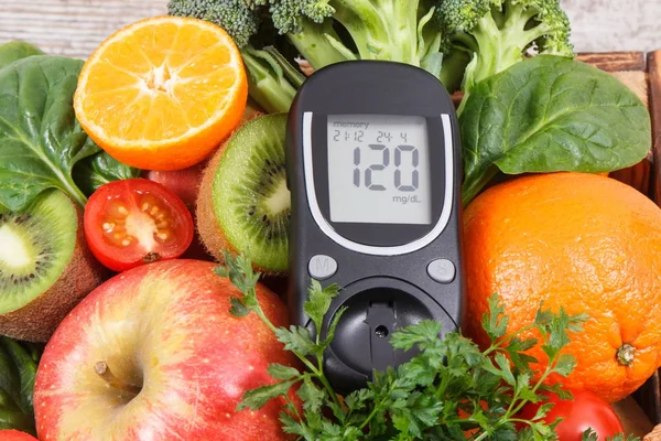 Glucomètre pour mesurer le taux de sucre avec des fruits et légumes. Concept de diabète, modes de vie sains et nutrition — Photo