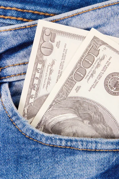 Monedas dólar en bolsillo vaquero. Pago en efectivo para compras — Foto de Stock