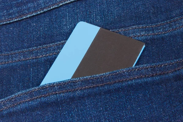 牛仔裤口袋里的信用卡。无现金支付理念 — 图库照片