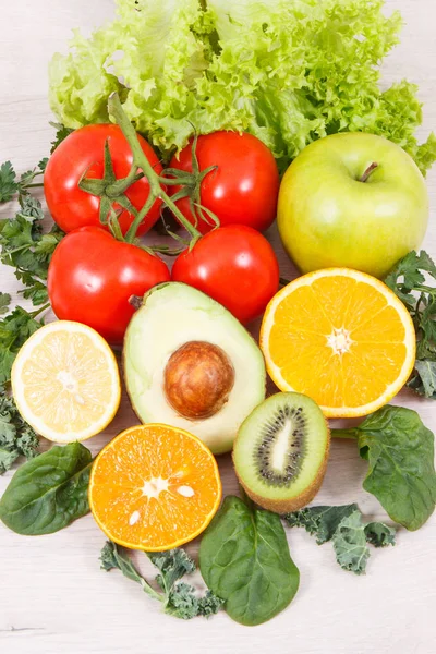 Gezonde natuurlijke groenten en fruit. Voedzaam voedsel met mineralen en vitaminen — Stockfoto