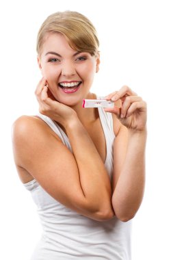 Mutlu kadın gösteren hamilelik testi pozitif sonuç