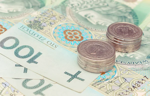 Poolse valuta geld, bankbiljetten en stapel munten — Stockfoto