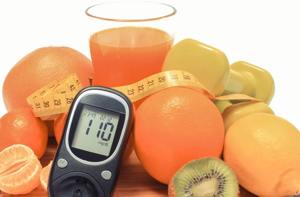 Glucomètre pour vérifier le taux de sucre et les fruits frais avec ruban à mesurer, diabète et concept minceur — Photo