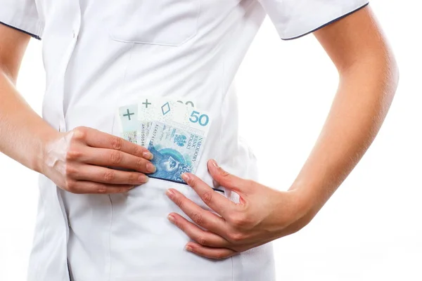 Vrouwelijke arts met Poolse valuta geld in schort zak, corruptie, omkoping of betalen voor zorg concept — Stockfoto
