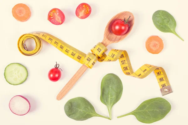 Foto d'epoca, Cucchiaio avvolto in verdure centimetriche e fresche, concetto di perdere peso e nutrizione sana — Foto Stock