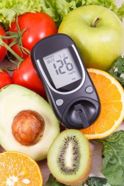 Şeker seviyesi ve sağlıklı meyve ve sebze ile Glucometer. Diyabet sırasında mineral ve vitamin içeren besleyici gıdalar