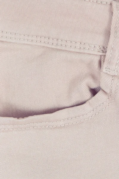 Пустой передний карман розовых брюк. Случайная одежда — стоковое фото