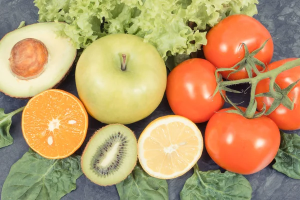 Érett gyümölcsök zöldségekkel, mint az egészséges tápláló snack vitaminokat — Stock Fotó